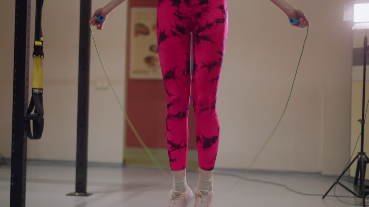 Pratica di step in leggings vivaci. Sessione di coreografia con leggings color rosa e scarpe ammortizzate. Pratica di danza indossando collant rosa vibranti abbinati a comode scarpe dalla suola morbida.