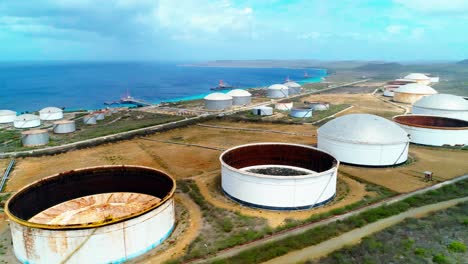 4K-Luftaufnahme-Von-Öllagertanks-Und-Silos-Am-Meer,-Bullenbaai-Ölterminal-Auf-Curaçao