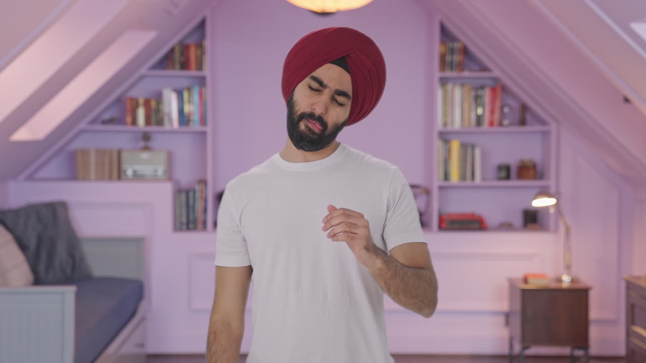 hombre indio sikh enfermo que sufre de dolor de cuello