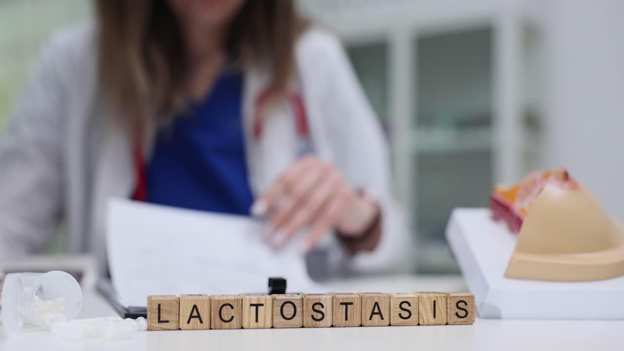 Il medico studia attentamente le ecografie del paziente