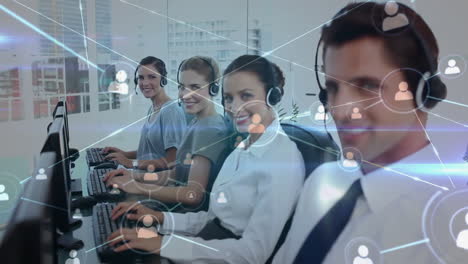 Animation-Verbundener-Symbole,-Verschiedene-Callcenter-Agenten-Mit-Headsets-Blicken-In-Die-Kamera