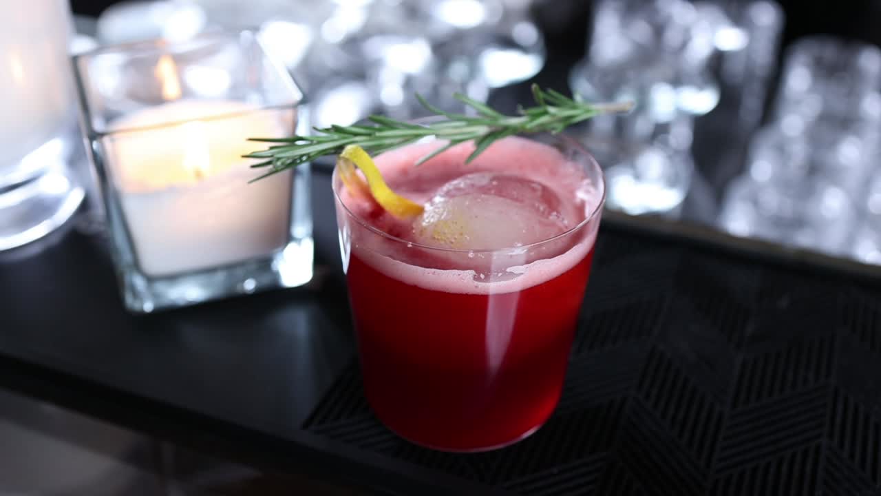 로즈마리 와 레몬 가니스 를 은 테일