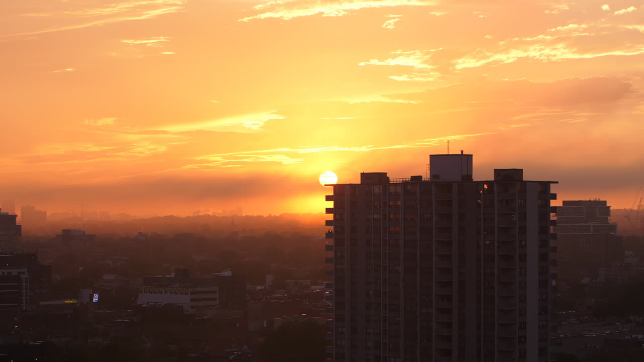 Pôr do sol além de apartamentos em arranha-céus