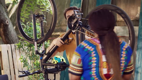 pareja realizando el mantenimiento de la bicicleta