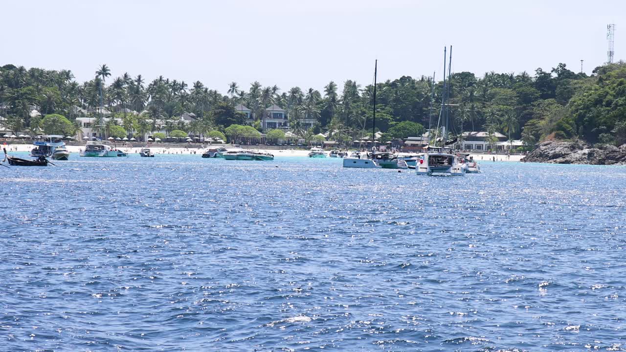 푸켓 의 경치 좋은 해안선 근처 에서 항해 하는 배 들