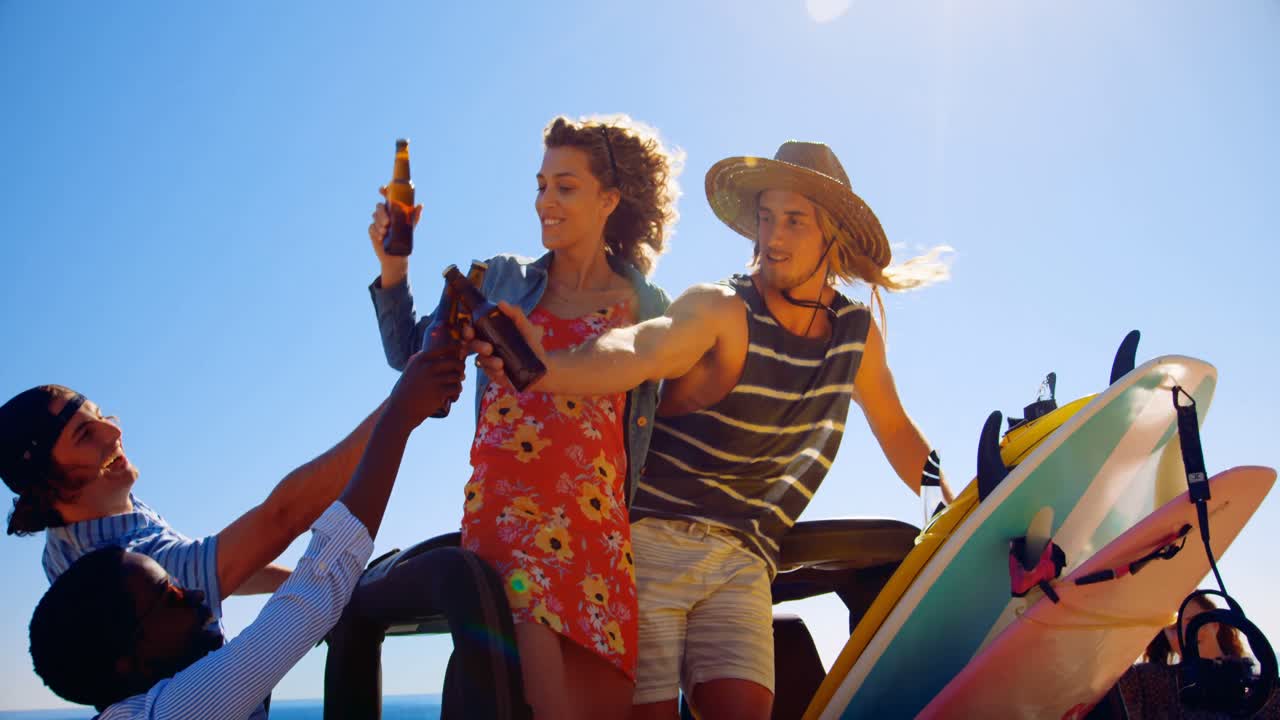 un grupo de amigos divirtiéndose en el coche 4k