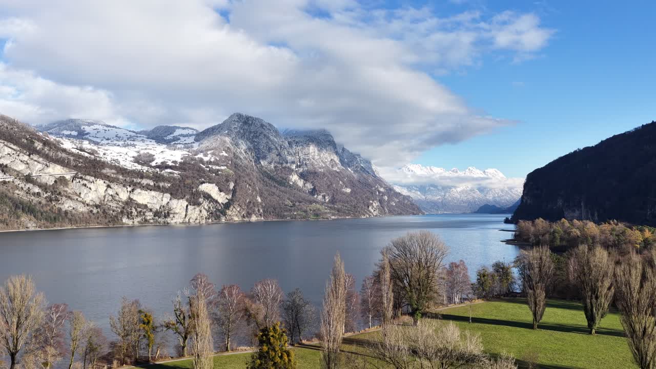 Vista aérea de Walensee y el paisaje alpino circundante en Suiza