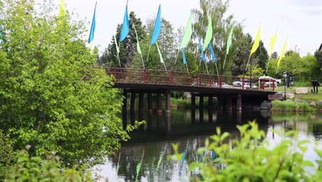 Bunte-Fahnen-Auf-Der-Alten-Mühlenbrücke-über-Den-Fluss-Deschutes-In-Biegung,-Oregon