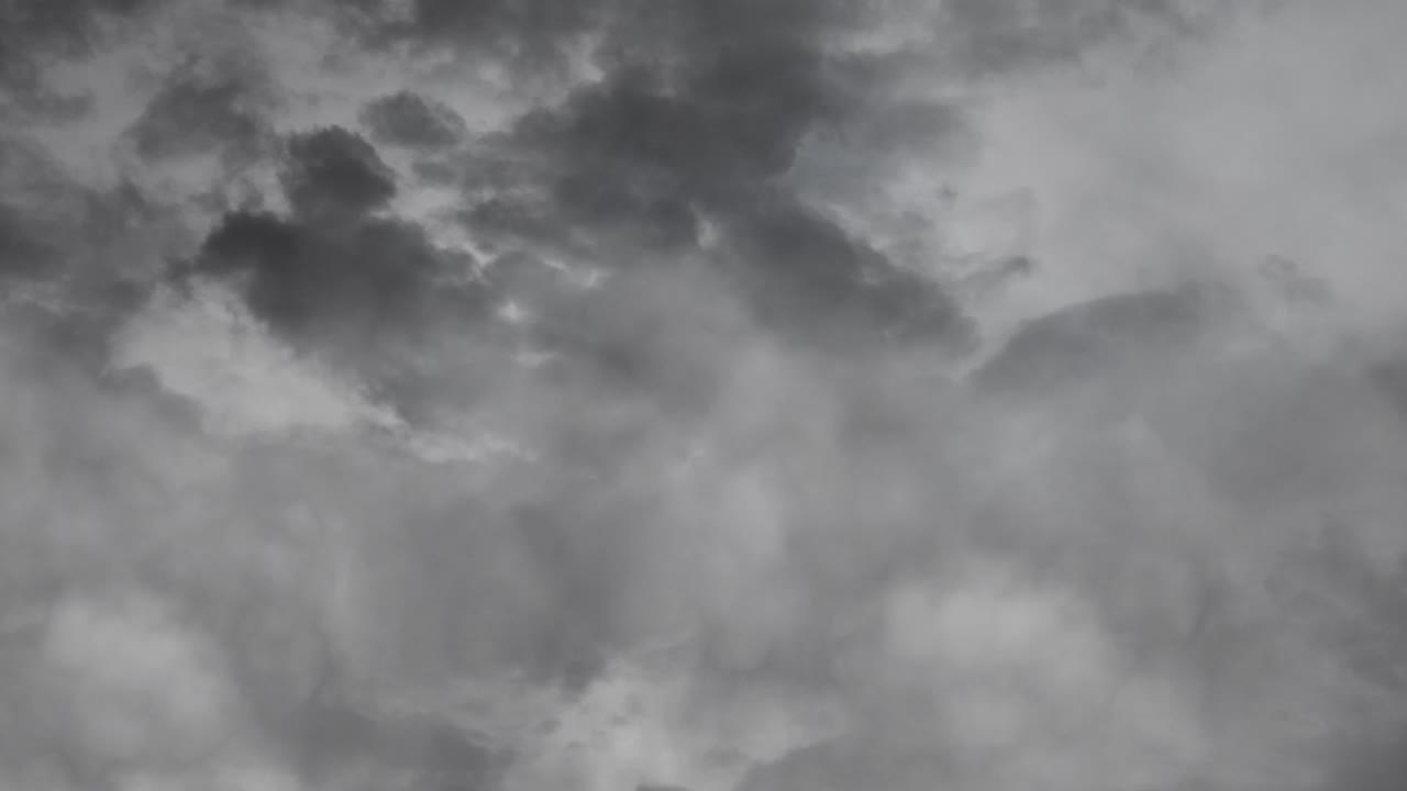 어두운 구름에서 천둥과 번개 번개, 4k 배경