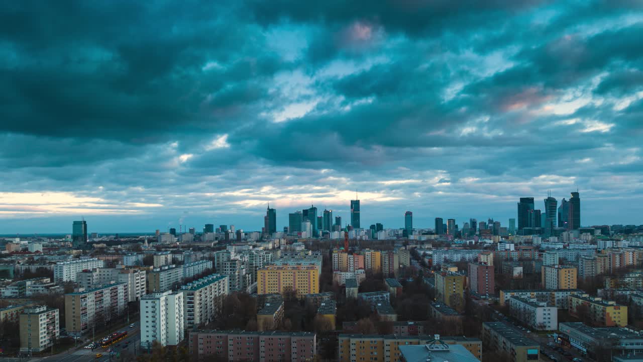 timelapse de zoom de nubes moviéndose sobre el horizonte de varsovia durante una puesta de sol