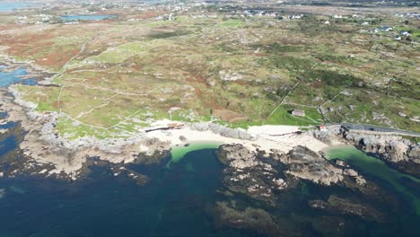 Imágenes-De-Drones-De-La-Playa-De-Coral-Ubicada-En-La-Bahía-De-Mannin-Cerca-De-Ballyconneely-Ascendiendo-Y-Revelando-Una-Pequeña-Comunidad-En-La-Distancia