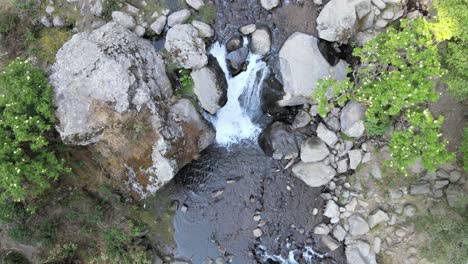 Fockneigung-In-Kleinem-Wasserfall