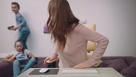 mujer estresada tratando de concentrarse en el trabajo en el hogar lugar de trabajo