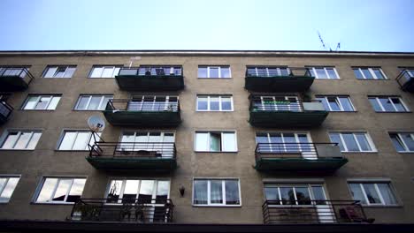 edificio plano soviético de la vieja escuela. ángulo bajo directo