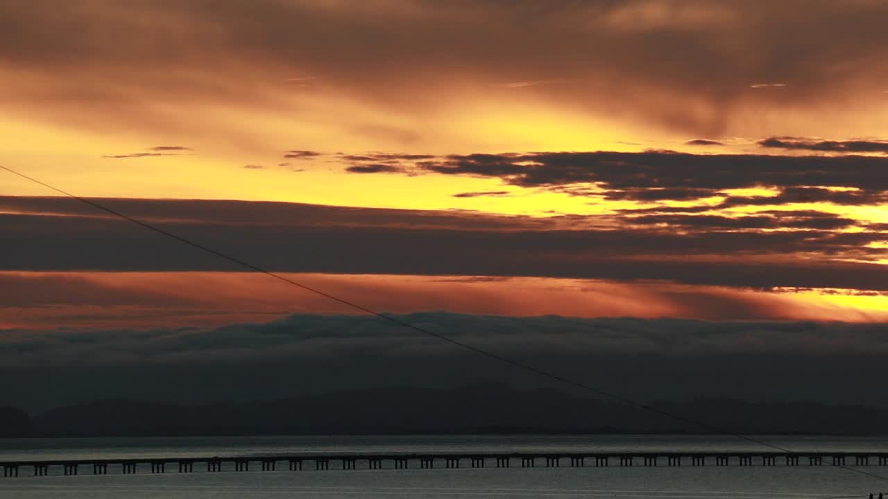 puesta de sol a lo largo de la sección recta baja del puente astoria megler de oregon a washington