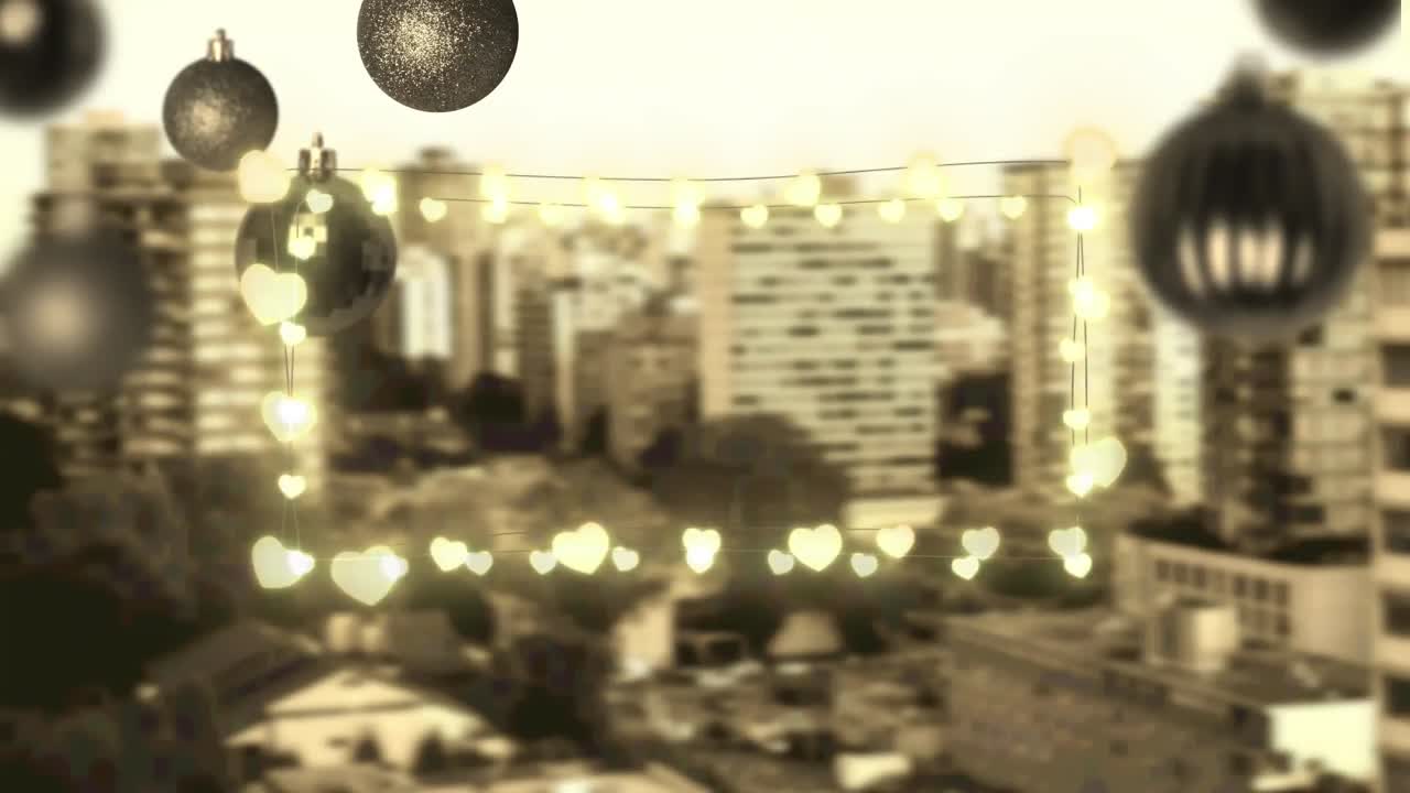 luces de hadas amarillas y decoraciones de adornos colgantes contra la vista aérea del paisaje urbano