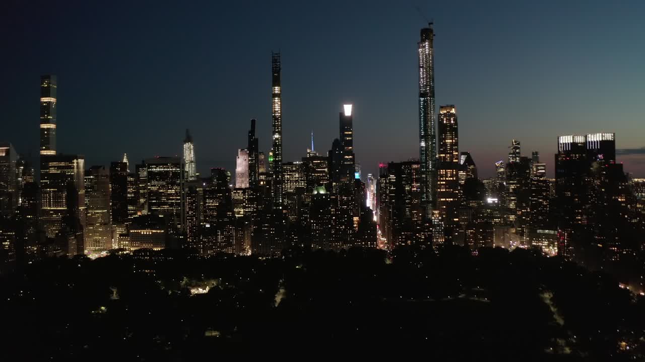 뉴욕 시의 센트럴 파크 (central park) 에서 맨해튼의 스카이라인을 향해 날아가는 타임 스 (time lapse) 하이퍼스 (hyperlapse)