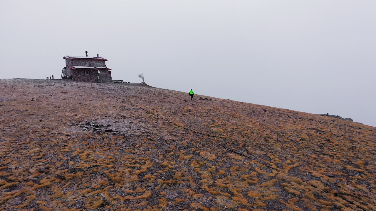 Vandrer krydser stenet plateau i tåge, Christos Kakkalos Tilflugtsrute, Grækenland, Olympus Nationalpark.