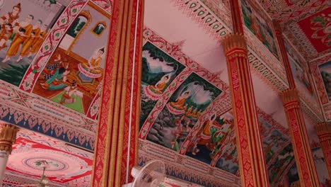 Coloridas-Pinturas-Religiosas-En-El-Interior-Del-Templo-Budista-Pha-That-Luang-Estupa-Dorada-En-Vientiane,-Laos