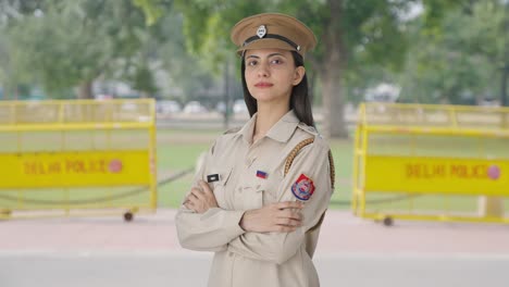Retrato-De-Una-Mujer-Policía-India-De-Pie-Con-Las-Manos-Cruzadas