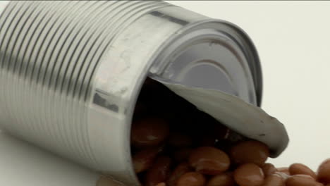 los frijoles derramados yacen en un piso blanco