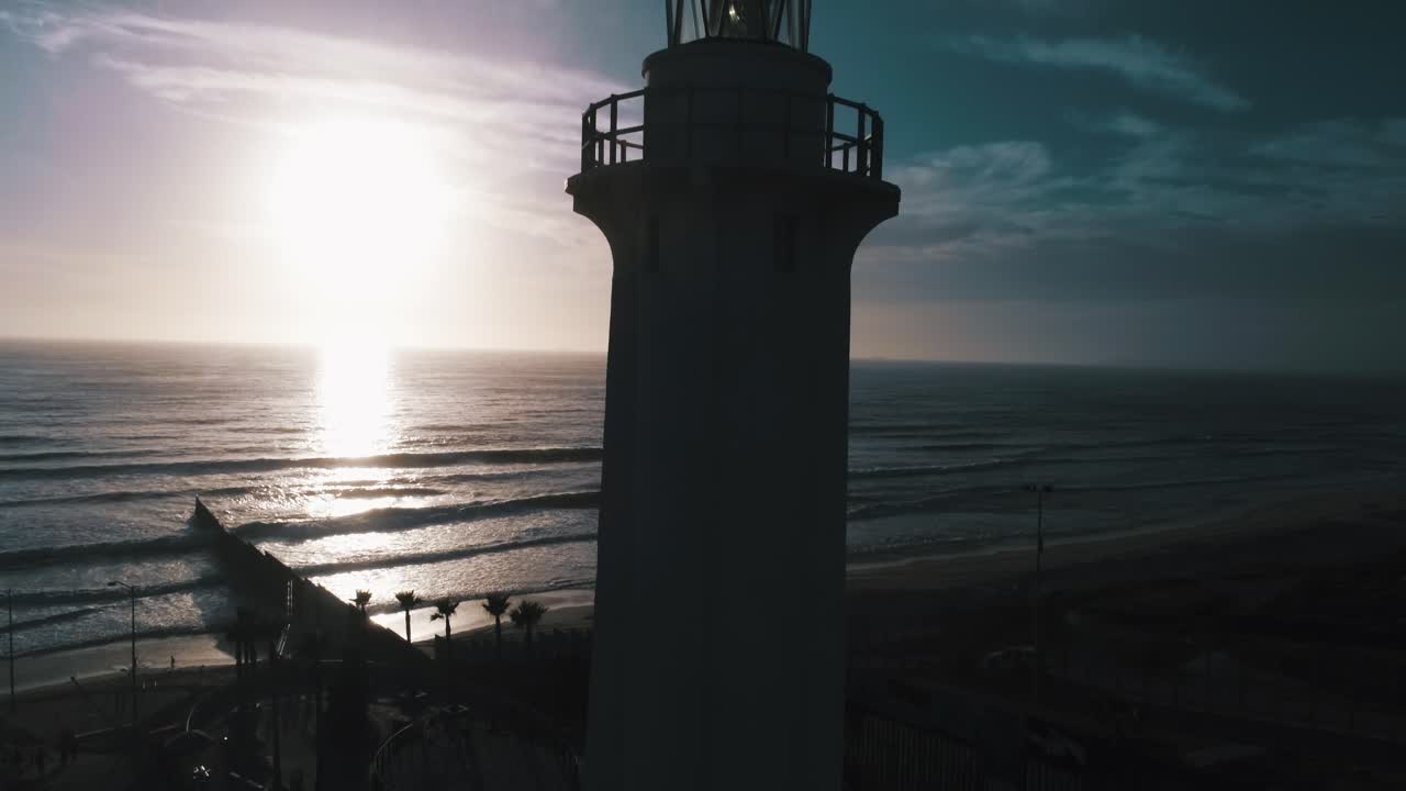 toma aerea del faro de la playa de tijuana en la frontera con san diego