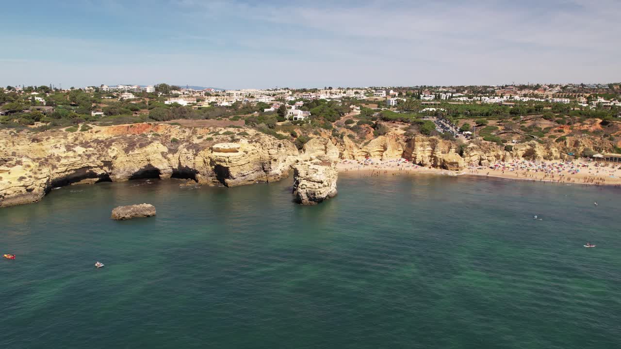 Concetto di destinazioni popolari per vacanze al mare - Vista aerea della costa mediterranea