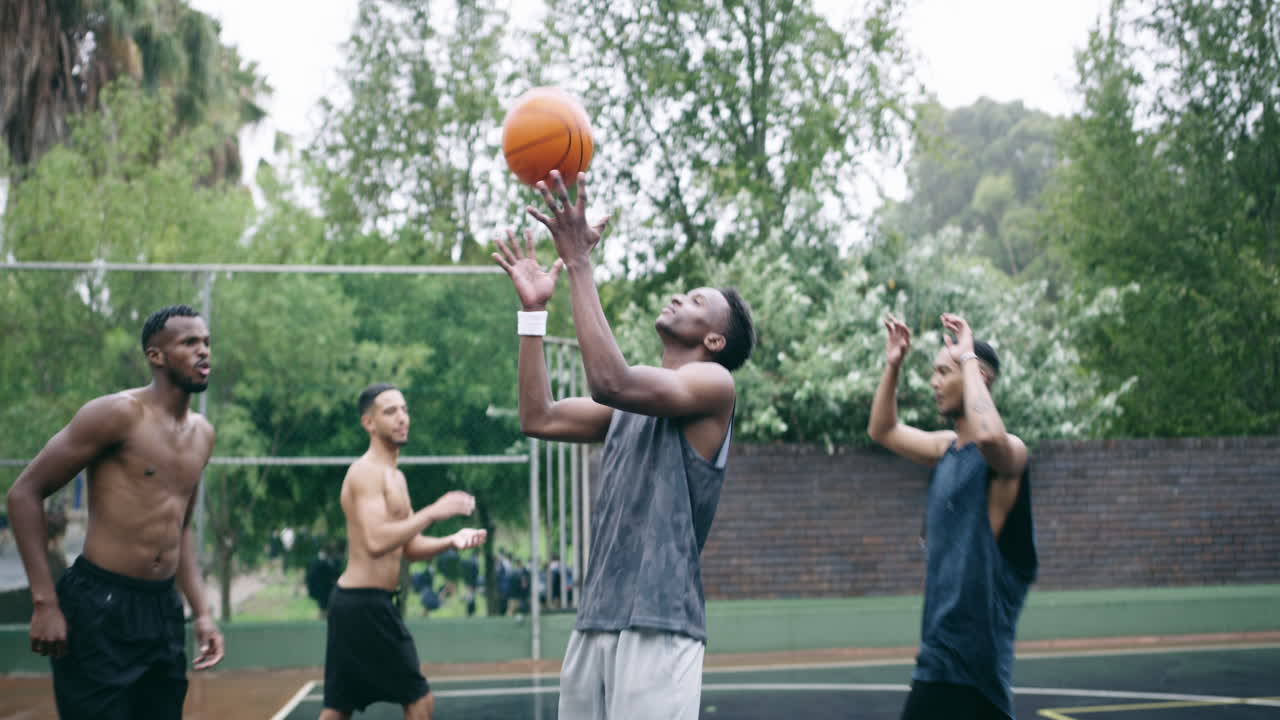 그는 슛을 하고, 득점을 합니다!