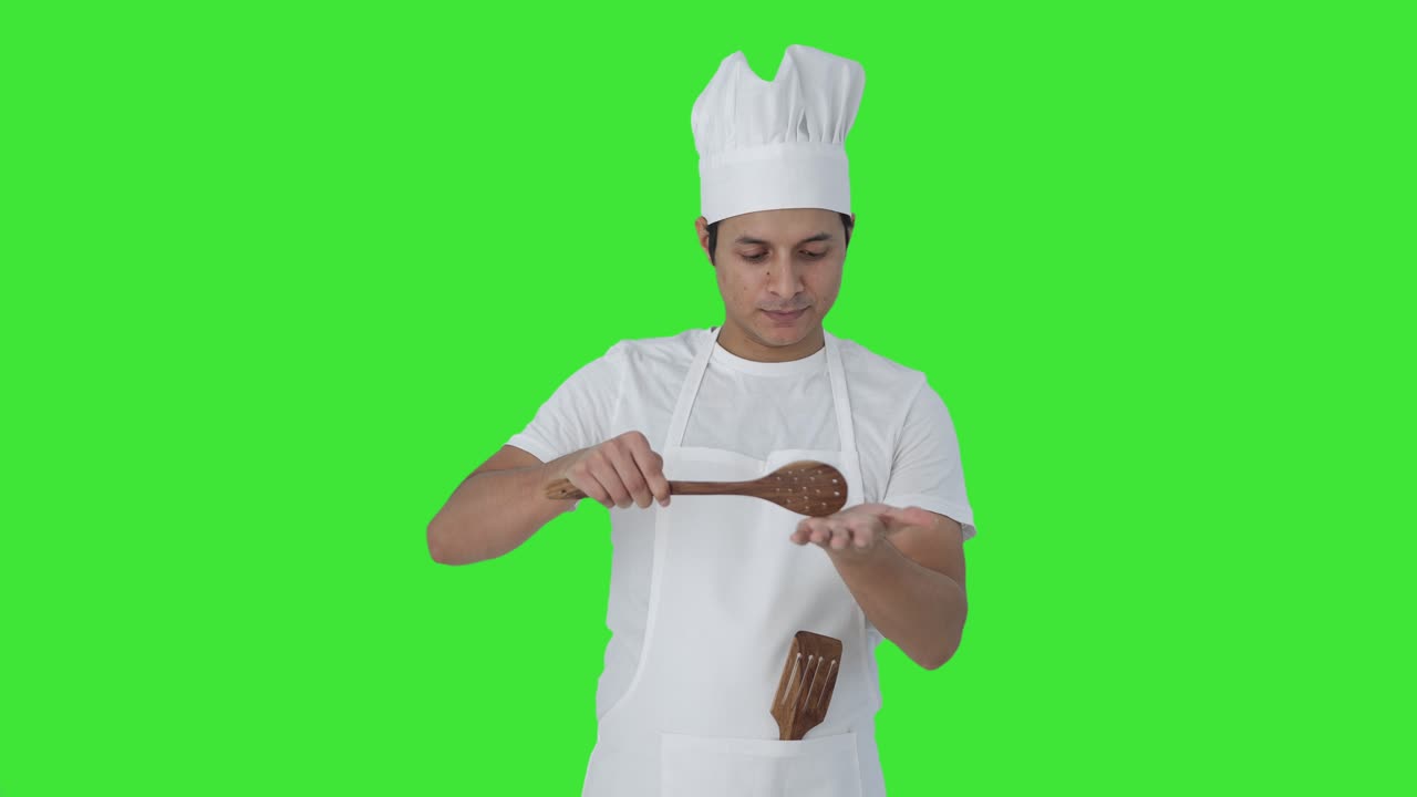 chef profesional indio degustando mala comida pantalla verde