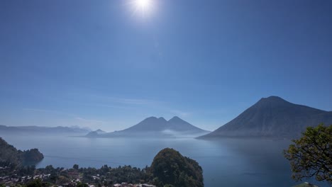 Schöne-Morgendliche-Zeitrafferansicht-Im-Atitlan-see,-Guatemala