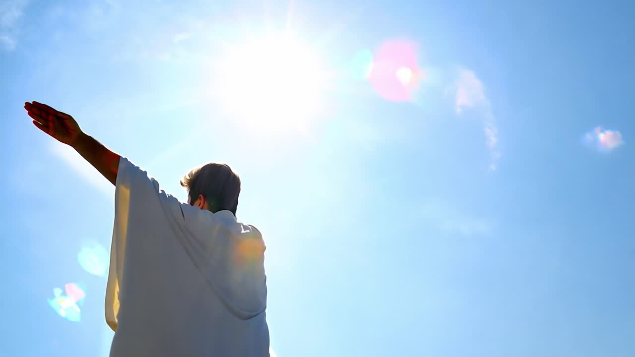 太陽に向かって腕を伸ばした男