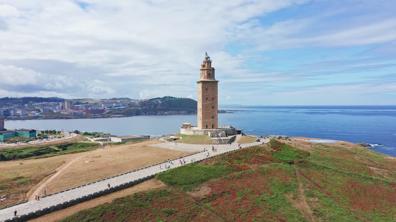 aérea en órbita alrededor de la torre de hércules revelando la costa atlántica de la coruña