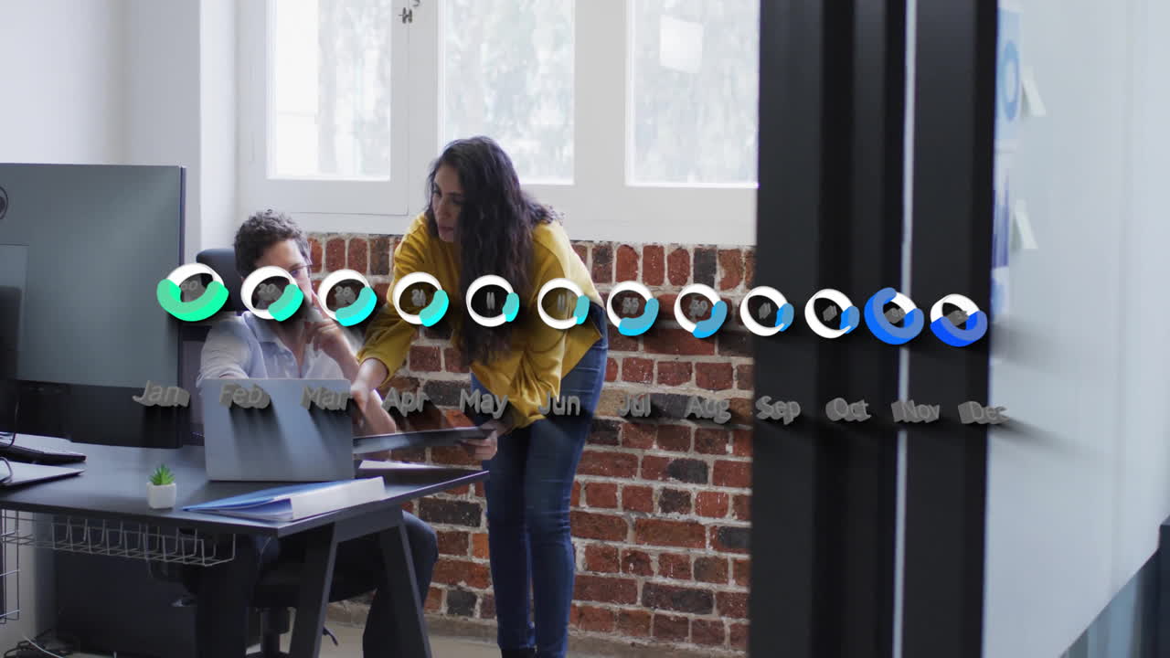 animación del procesamiento de datos financieros sobre diversas personas de negocios en la oficina