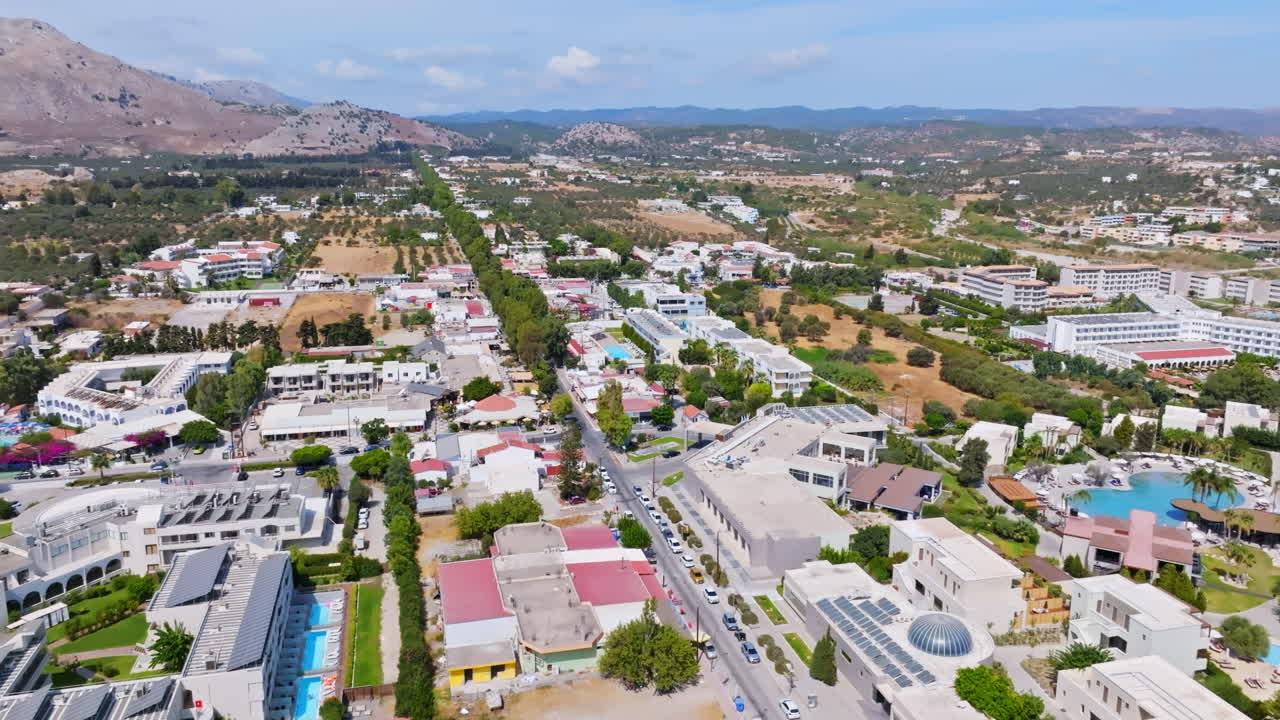 Vista aerea rotante sul villaggio di Kolymbia, giornata di sole a Rodi, Grecia