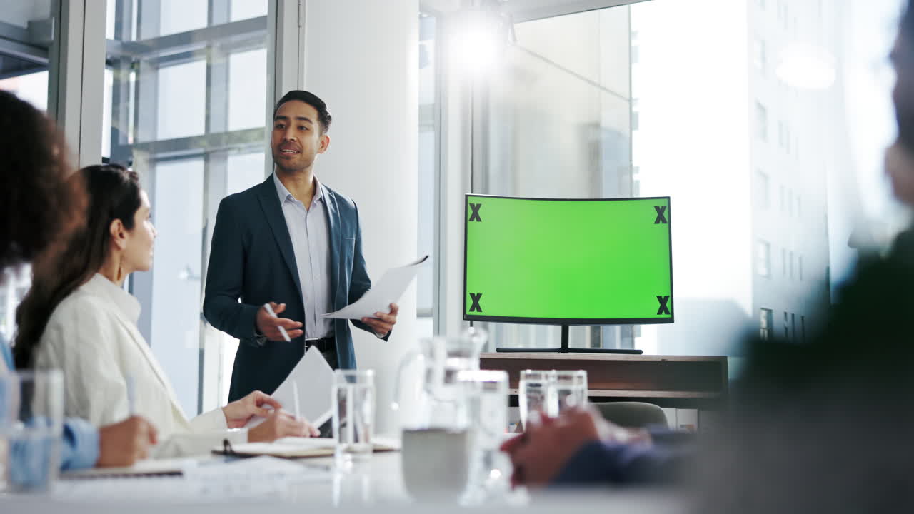 reunión de negocios con presentación en pantalla verde