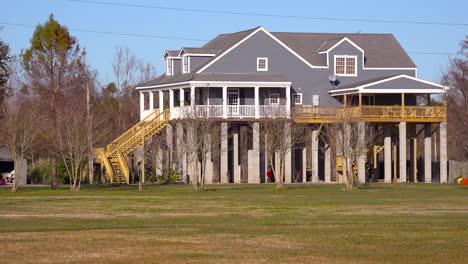 Häuser-In-Louisiana-Sind-Auf-Stelzen-Gebaut,-Um-Überschwemmungen-Durch-Gebrochene-Abgaben-Zu-Verhindern-4