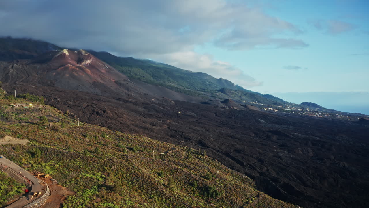 drone aéreo disparado sobre el volcán en erupción de tajogaite en la isla de la palma, islas canarias, españa. alta vista del cráter y el paisaje volcánico de atrás. terreno devastado de la lava.