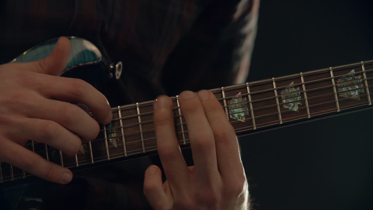 Ripresa al rallentatore di un uomo che suona la chitarra elettrica