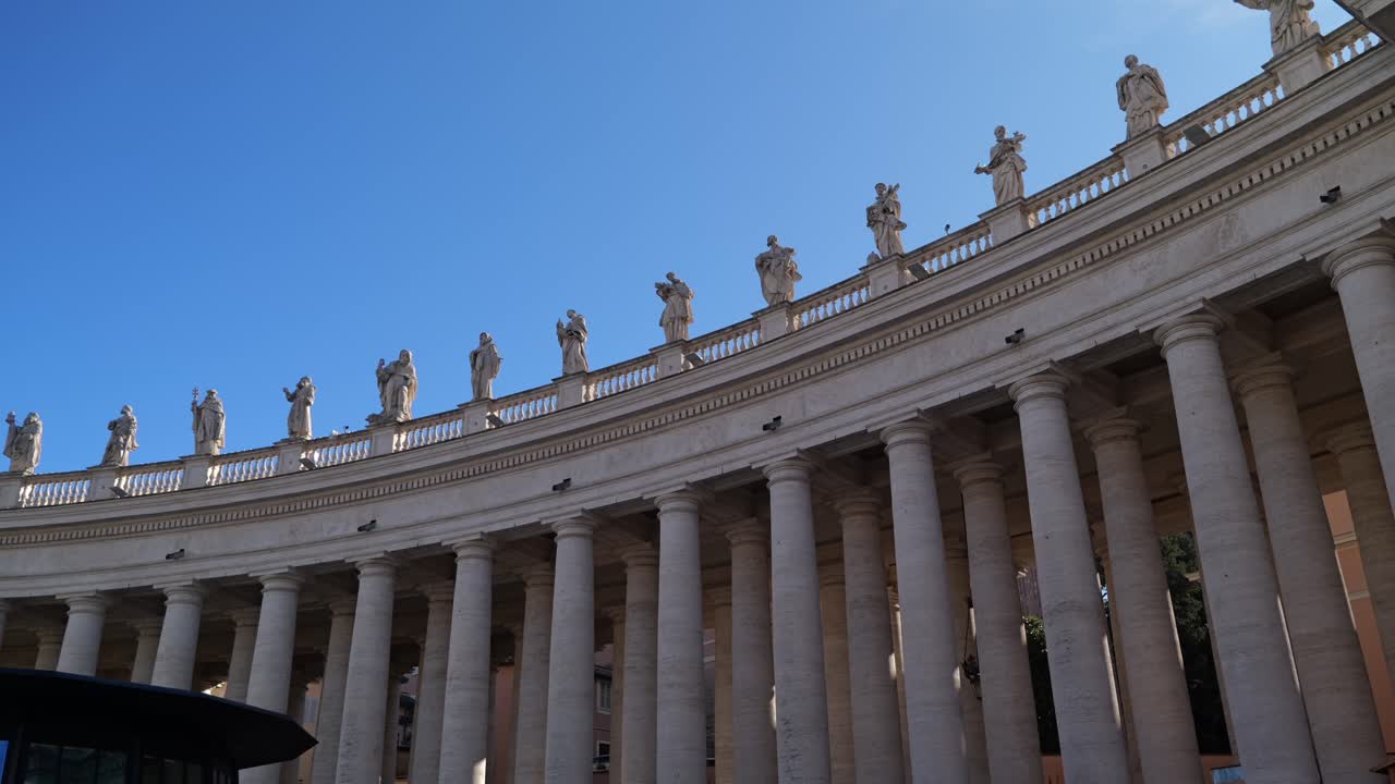 4K wide-angle view of the iconic curved colonnade and saint statues at St. Peter’s Square, Vatican City, Rome, showcasing classic architecture under a bright blue sky