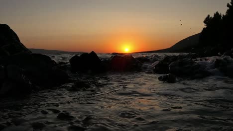 Olas-Rompiendo-Al-Atardecer-En-La-Costa,-Ambiente-Mágico-En-La-Hora-Dorada-Junto-Al-Mar