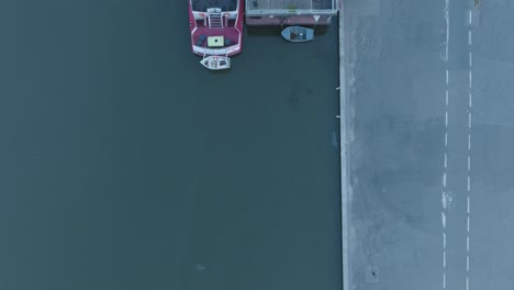 tomada aérea de un dron del río vistula de cracovia, polonia, al amanecer