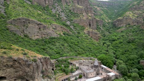 vídeo de drones de alta resolución de 4k del hermoso monasterio de geghard - armenia