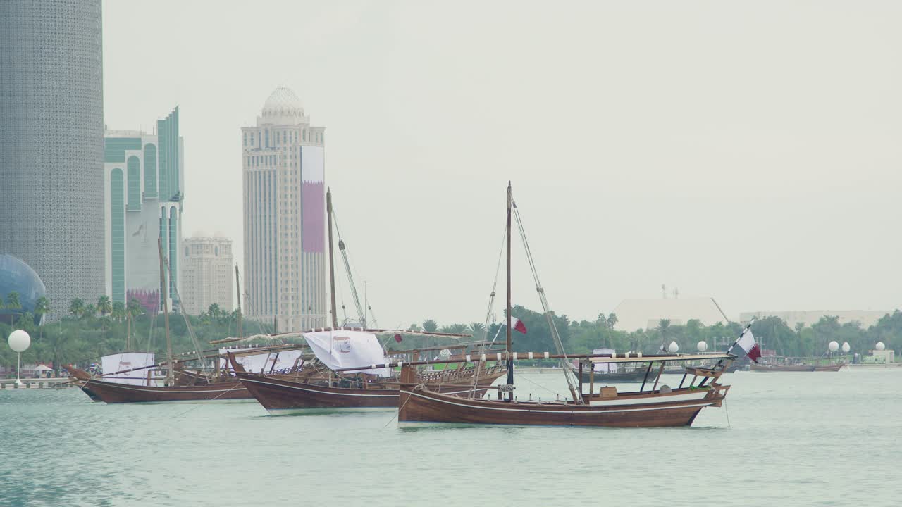 barcos dhow flotando en qatar west bay corniche en el día nacional