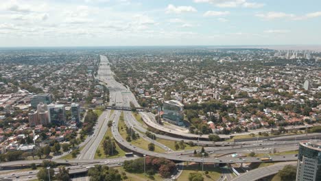 Luftschwenkaufnahme,-Die-Den-Panamericana-Highway-Und-Den-Verkehrsknotenpunkt-General-Paz-Avenue-Zeigt