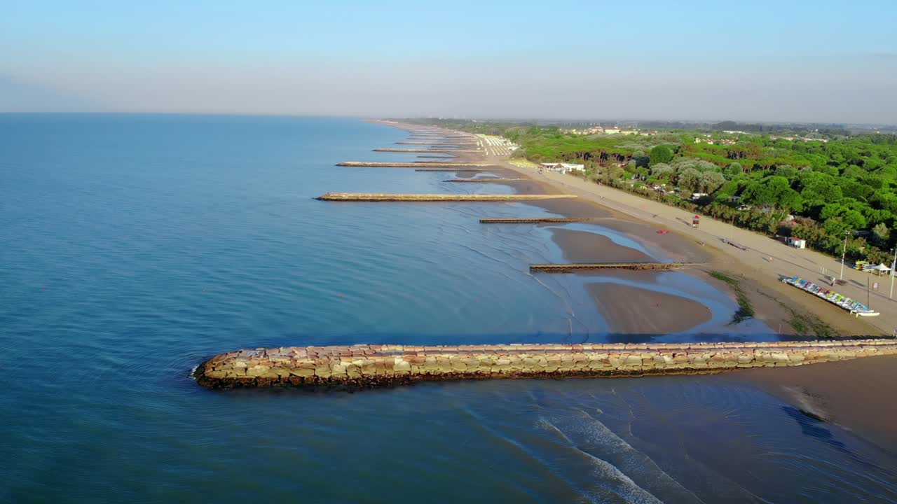 disparos de drones a lo largo de la playa y los bosques de caorle, italia