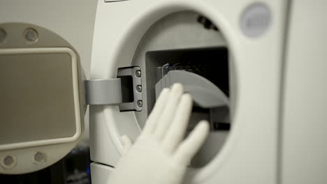 primer plano del análisis de muestras de sangre de alta tecnología en el laboratorio