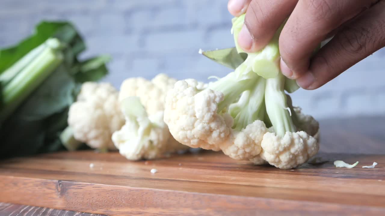 나무판 에 꽃고기 를 잘라내는 것