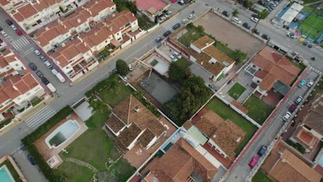 Rotating-over-the-city-of-Malaga,-Spain:-buildings,-houses-and-a-construction-site-with-a-crane