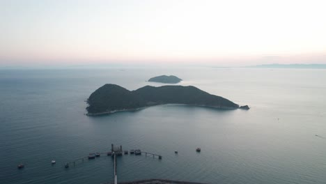 Sonnenuntergangsdrohne-Fliegt-Mit-Panorama-Pazifischen-Ozeaninseln-In-Öltanks-Bei-Der-Japanischen-Asiatischen-Industrie-In-Wakayama-Am-Meer,-Skyline-Hintergrundhorizont