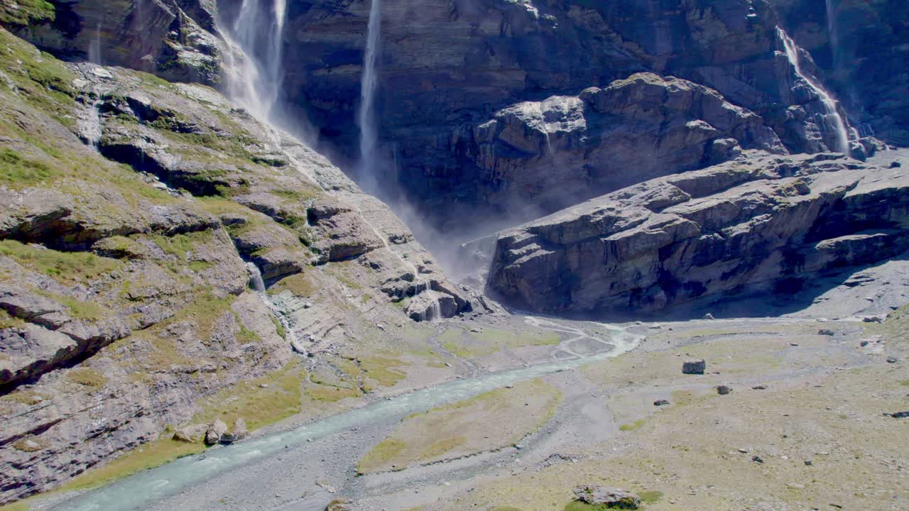 seguimiento aéreo de uhd disparado hacia una cascada escarpada cerca de queenstown nueva zelanda